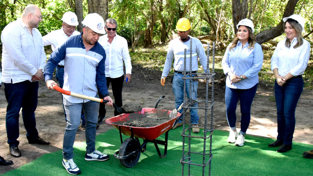 Colocan primera piedra de Centro Logístico de Bioseguridad Aeroportuaria de El Salvador